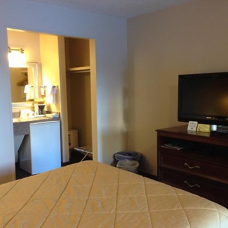 Super 8 Calgary Village Buitenkant foto