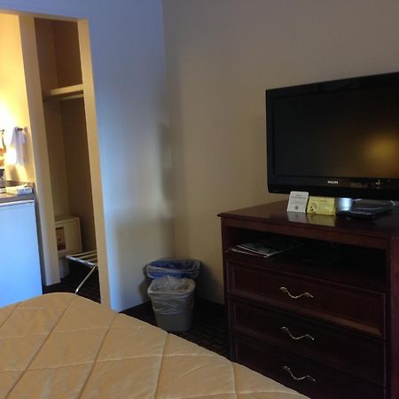 Super 8 Calgary Village Buitenkant foto
