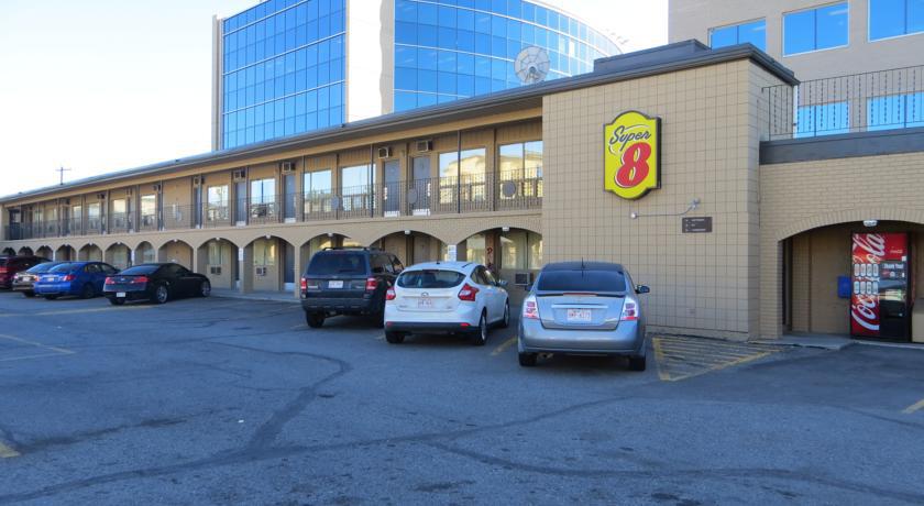 Super 8 Calgary Village Buitenkant foto