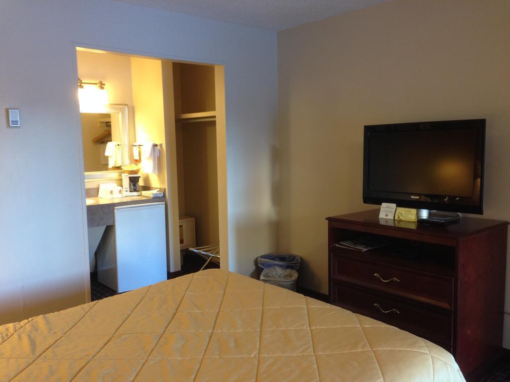 Super 8 Calgary Village Buitenkant foto