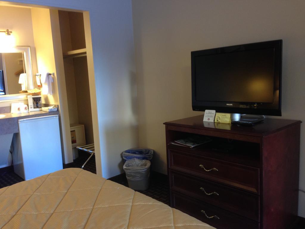 Super 8 Calgary Village Buitenkant foto