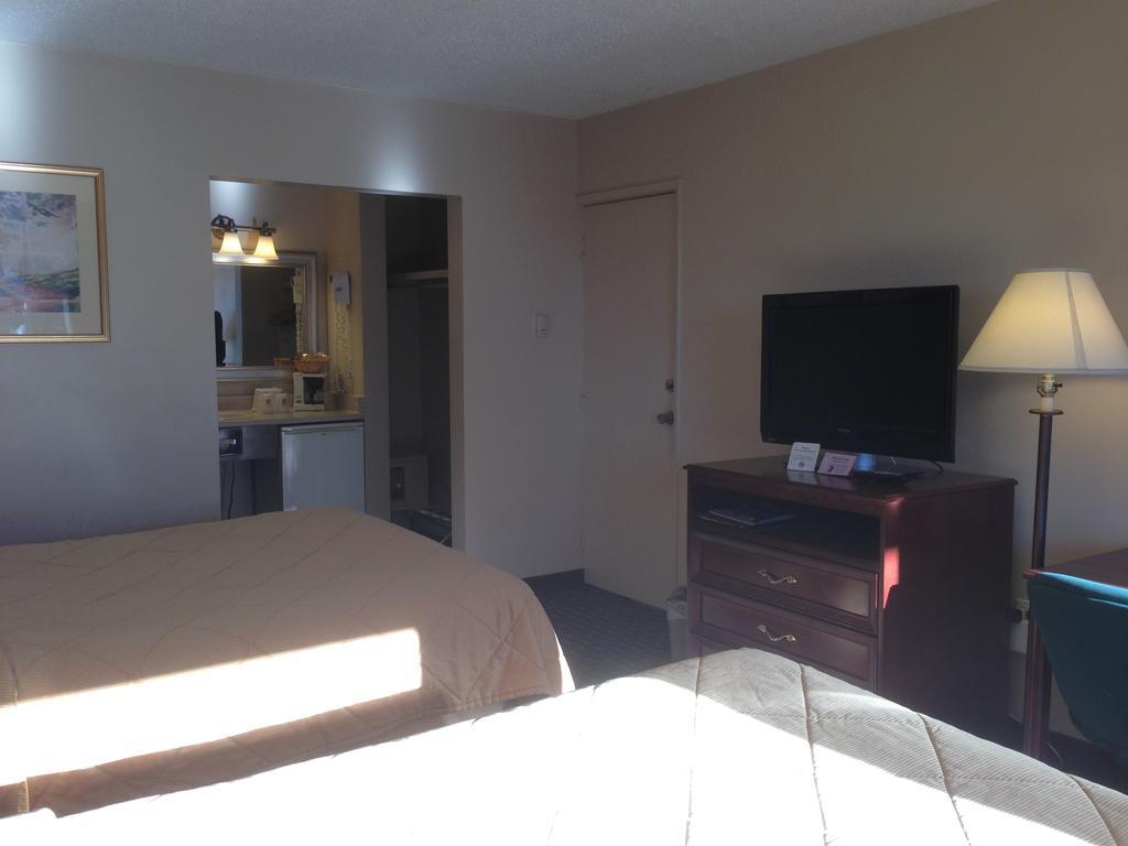 Super 8 Calgary Village Buitenkant foto