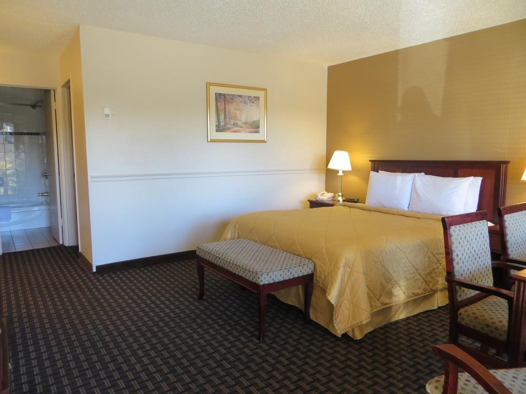 Super 8 Calgary Village Buitenkant foto