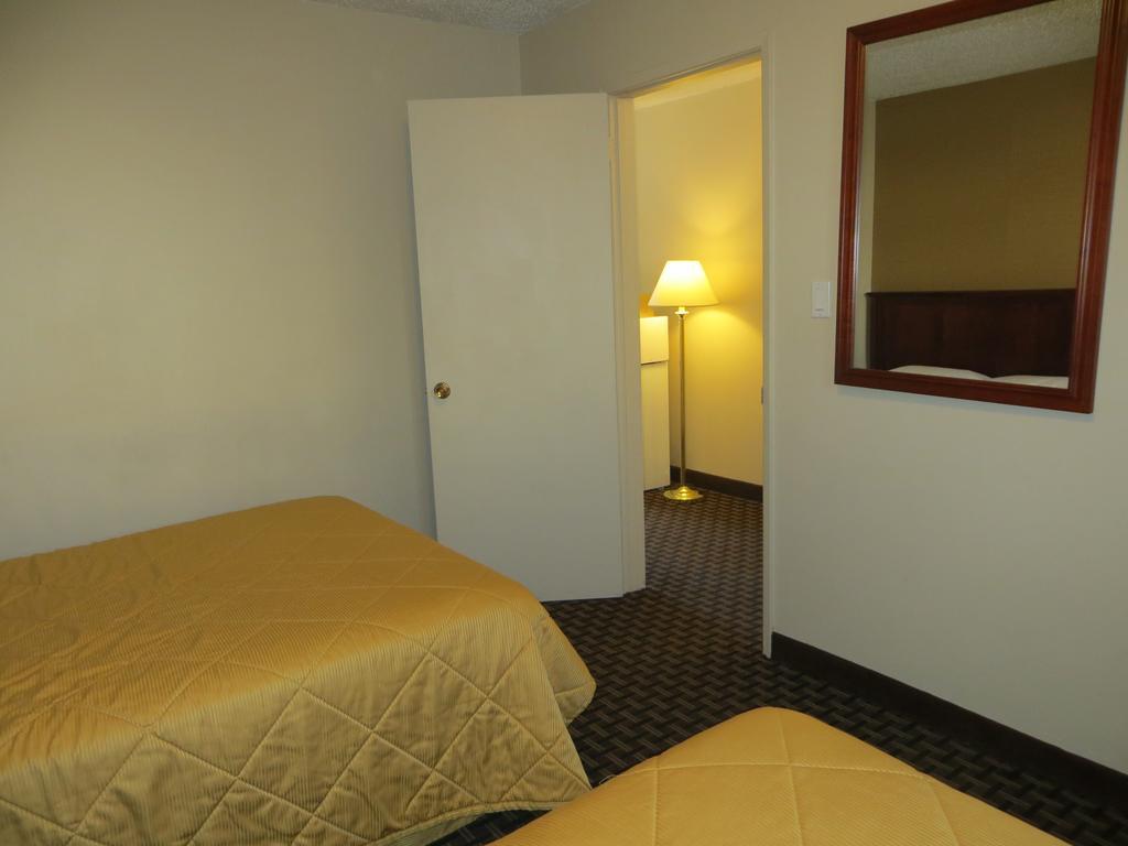 Super 8 Calgary Village Buitenkant foto