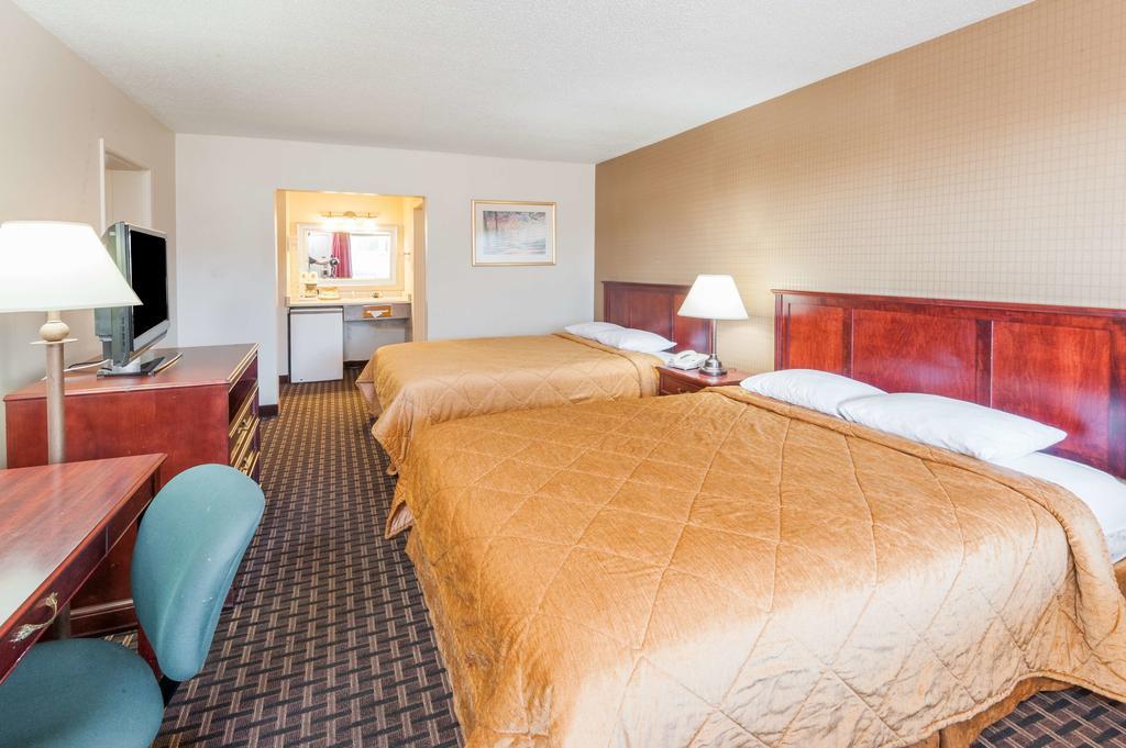 Super 8 Calgary Village Buitenkant foto