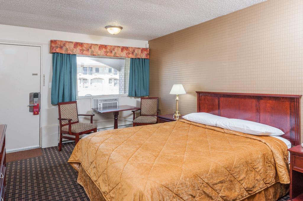 Super 8 Calgary Village Buitenkant foto