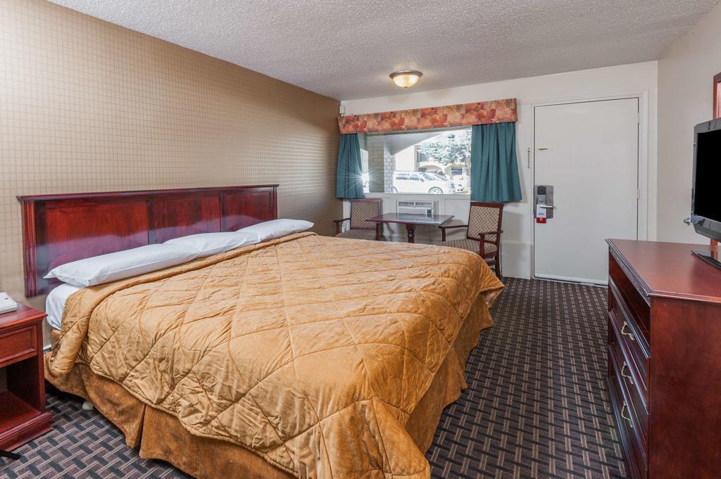Super 8 Calgary Village Buitenkant foto